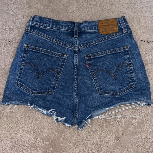 Levis Premium Ribcage Shorts - Picture 3 of 5